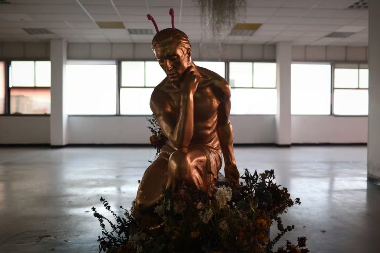Ni museos ni galerías: dos colectivos de arte en Bogotá triunfan en un edificio abandonado y en casas por demoler